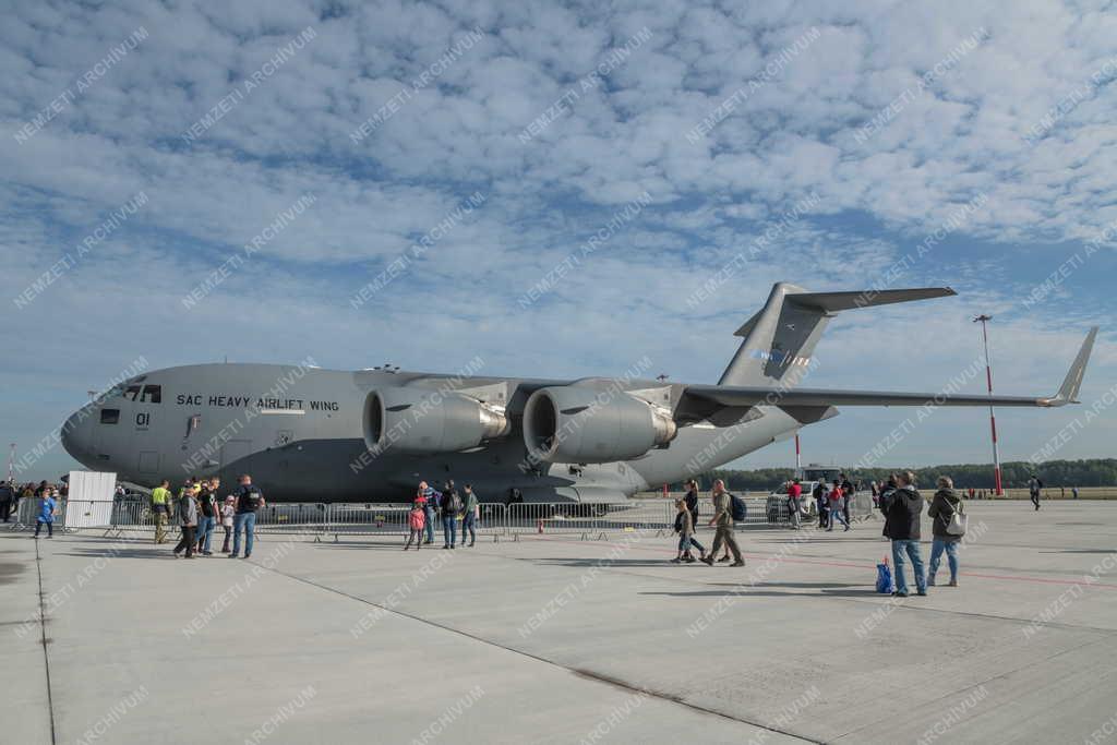 Fegyveres erők - Szórakozás - Kecskeméti Nemzetközi Repülőnap és Haditechnikai Bemutató