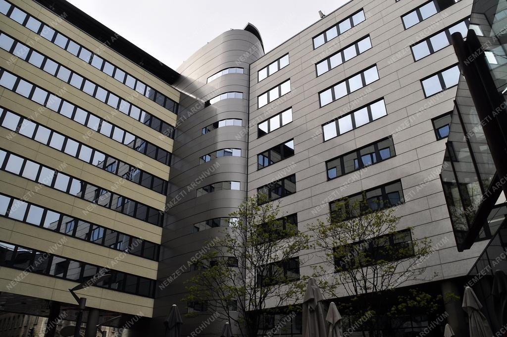 Szolgáltatás - Budapest - Kitüntették az R70 Office Complex irodaházat