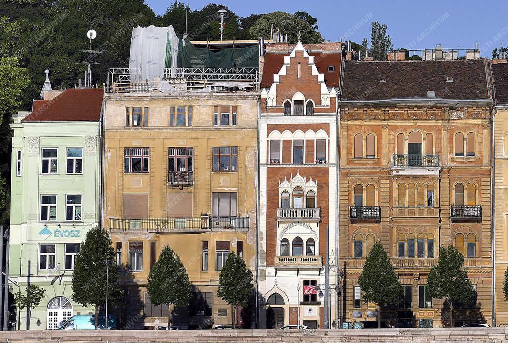 Épületfotó - Budapest - A keskeny Mandl-ház a Duna-parton