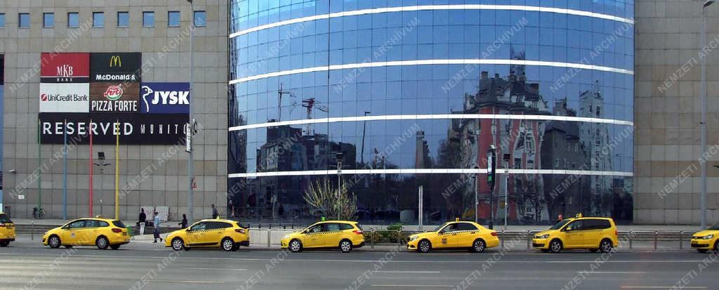 Városkép - Budapest - Várakozó taxik a Duna Plázánál