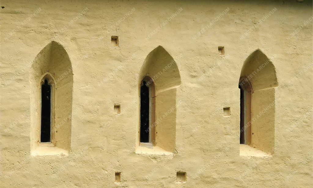 Egyházi épület - Velemér - A Szentháromság katolikus templom