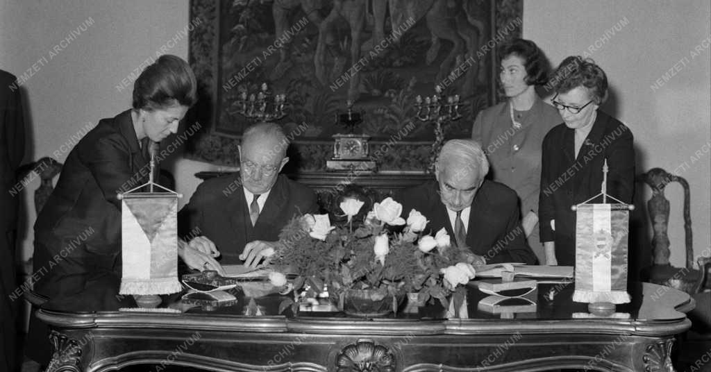 Tudomány - Aláírták a Csehszlovák és a Magyar Tudományos Akadémia tudományos együttműködési munkatervét