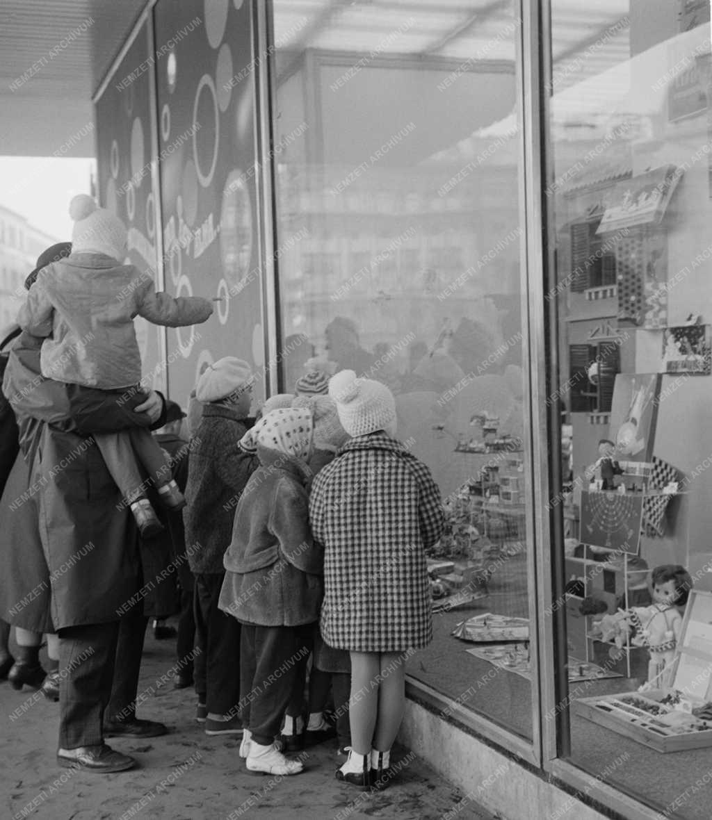 Városkép-életkép - Gyerekek a Corvin Áruház kirakatánál