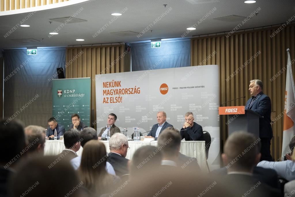 Orbán Viktor a Fidesz-KDNP kihelyezett frakcióülésén Esztergomban