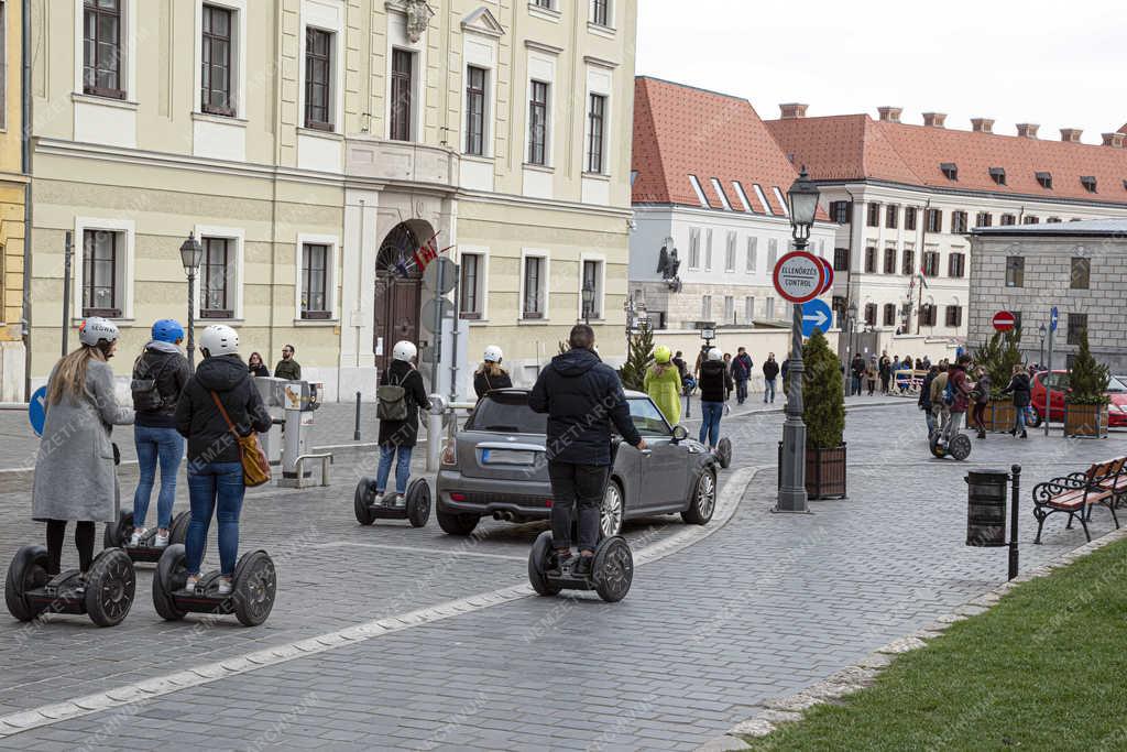 Turizmus - Budapest - Segway-jel közlekedők a Budai Várban