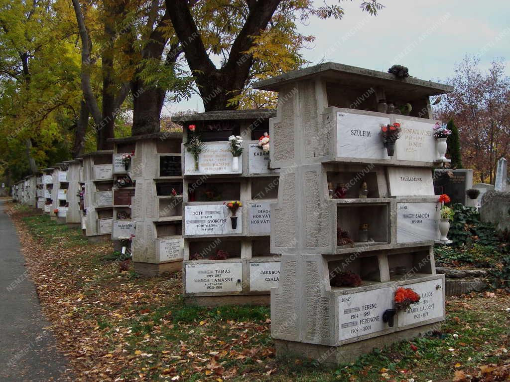 Kegyelet - Budapest - Urnahelyek az Óbudai temetőben