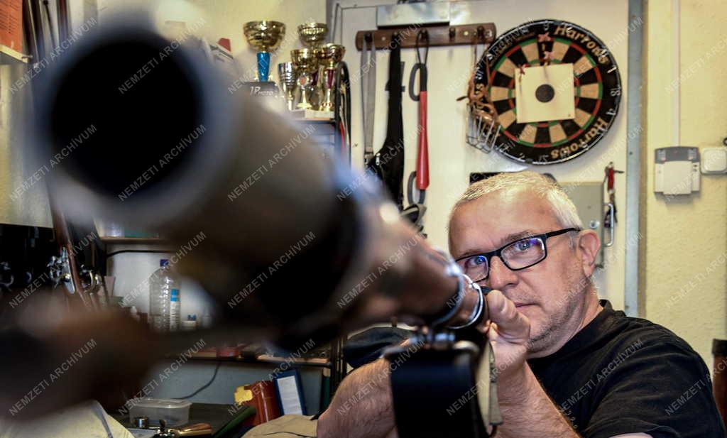 Kultúra - Hagyományőrzés - Venter Tibor fegyverműves