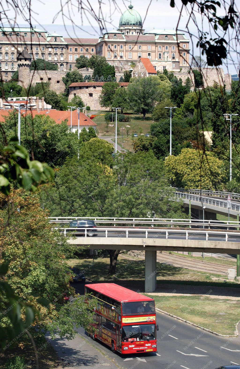 Városkép - Idegenforgalom - Városnézők autóbuszon