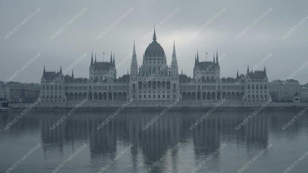 Időjárás - Budapest - A Parlament épülete ködös, párás hajnalban