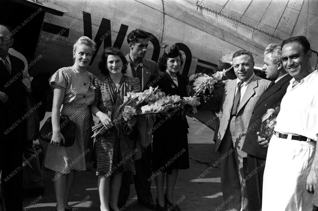 Külkapcsolatok - szovjet művész- és sportküldöttség - érkezés