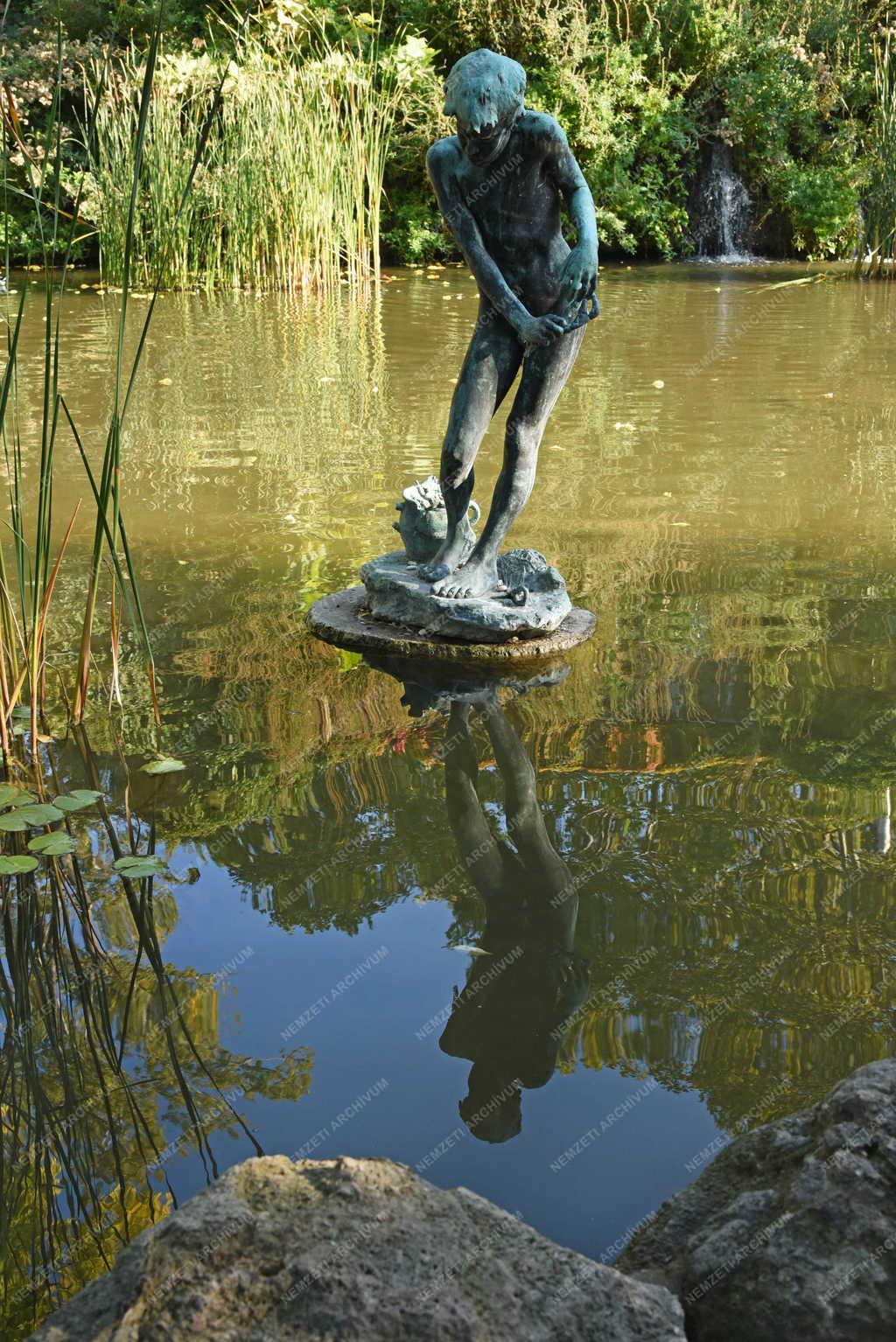 Köztéri szobor - Budapest - Ligeti Miklós: Rákász fiú