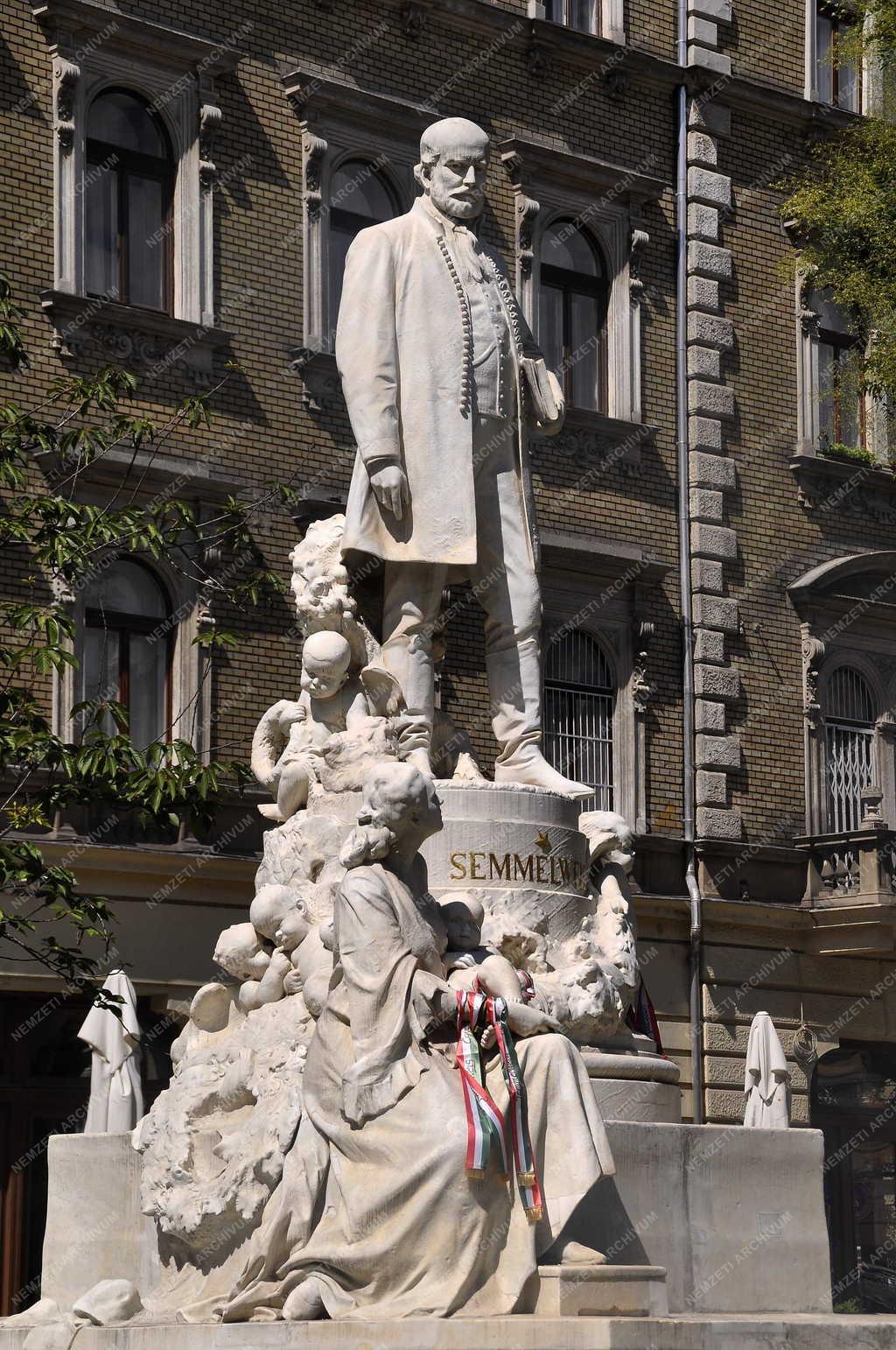 Városkép - Kultúra - Semmelweis Ignác-szobor a fővárosban
