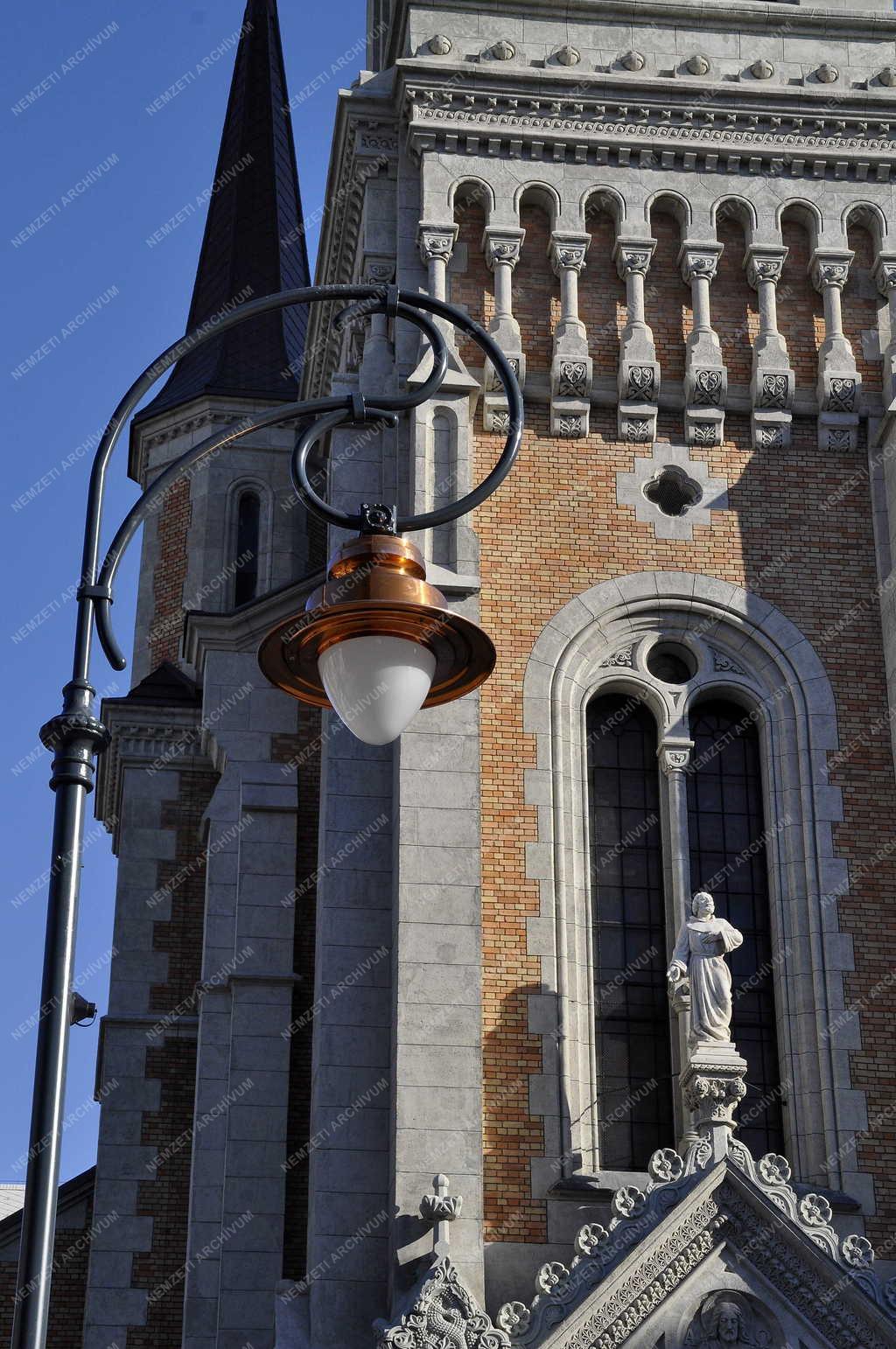 Településfejlesztés - Budapest - Felújították a Bakáts teret