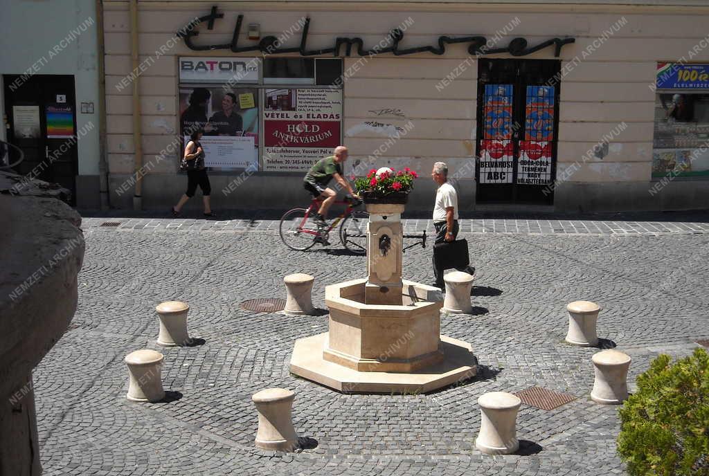 Városkép - Székesfehérvár - Liszt Ferenc téri díszkút