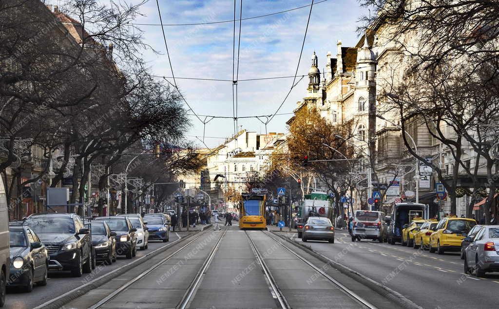 Közlekedés - Budapest - Forgalom az Erzsébet körúton