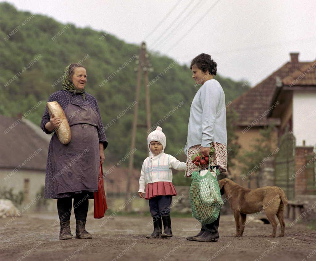 Életkép - Asszonyok a répáshutai utcán
