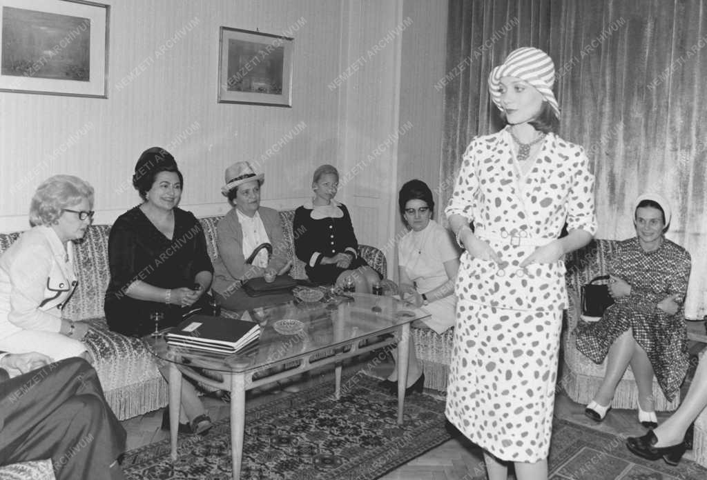 Külkapcsolat - Divat - Különlegességi Női Divatszalon bemutatója