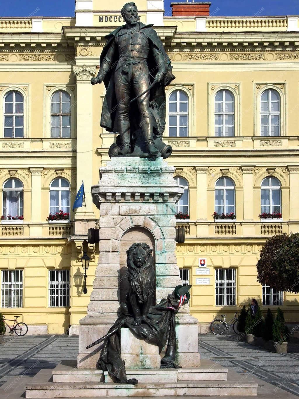 Köztéri szobor - Révkomárom - A Klapka-emlékmű