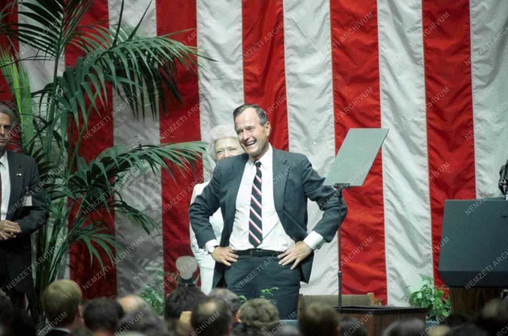 George Bush a Marx Károly Közgazdaságtudományi Egyetemen