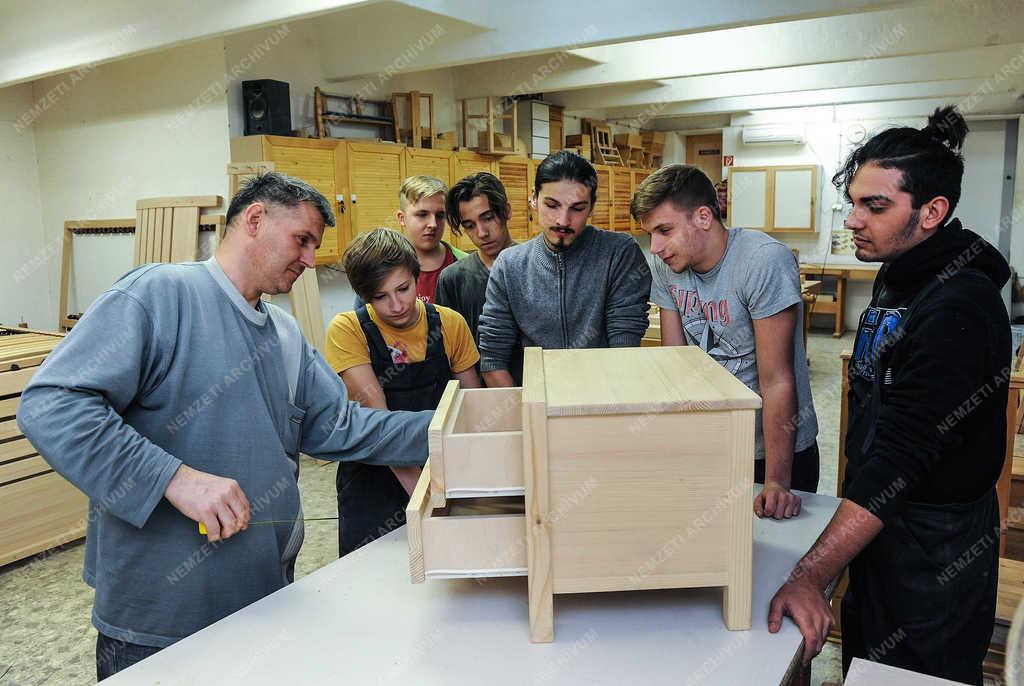 Szakképzés - Hajdúböszörmény - Bútorasztalosok gyakorlaton