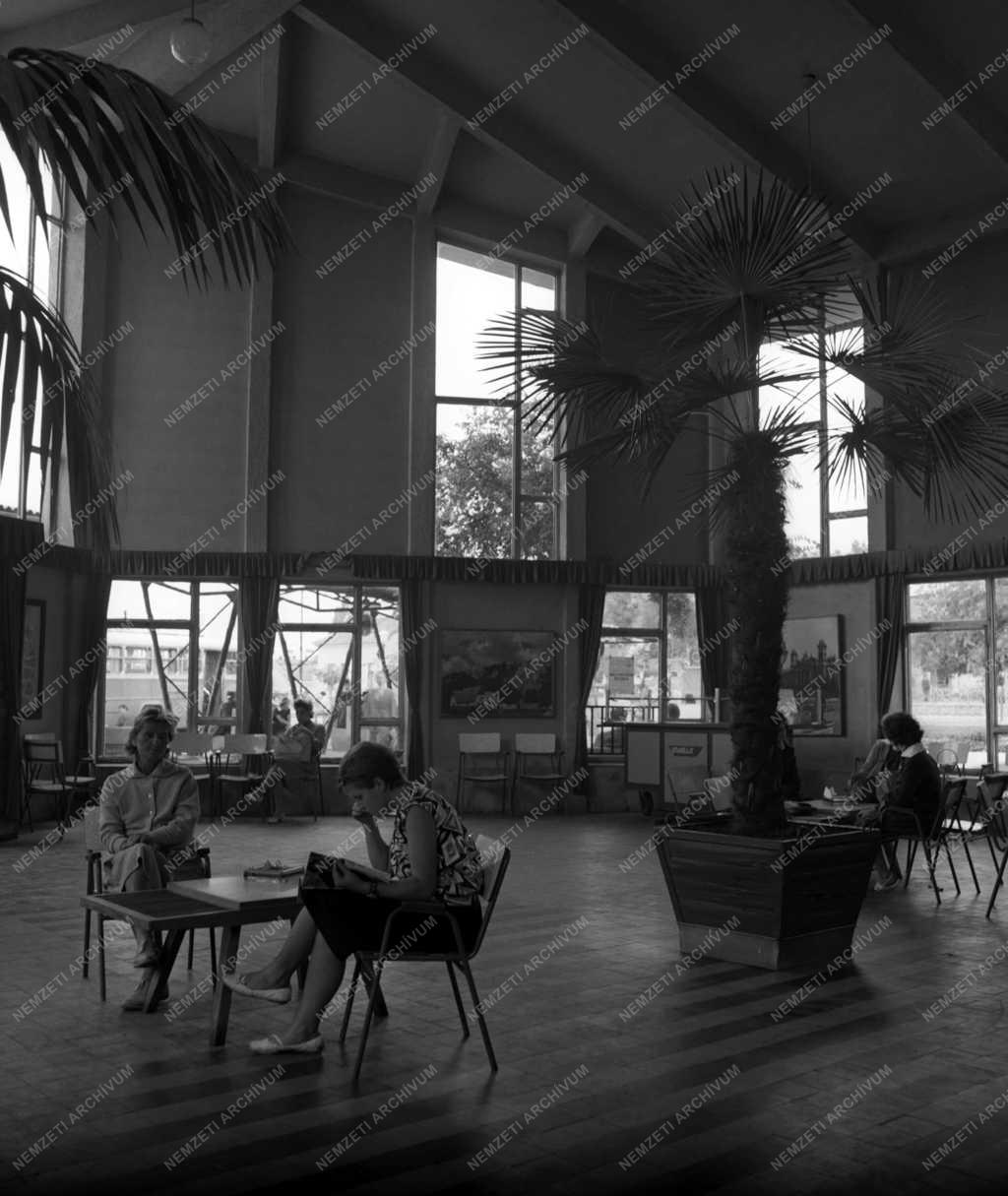 Városkép-életkép - A váci buszpályaudvar