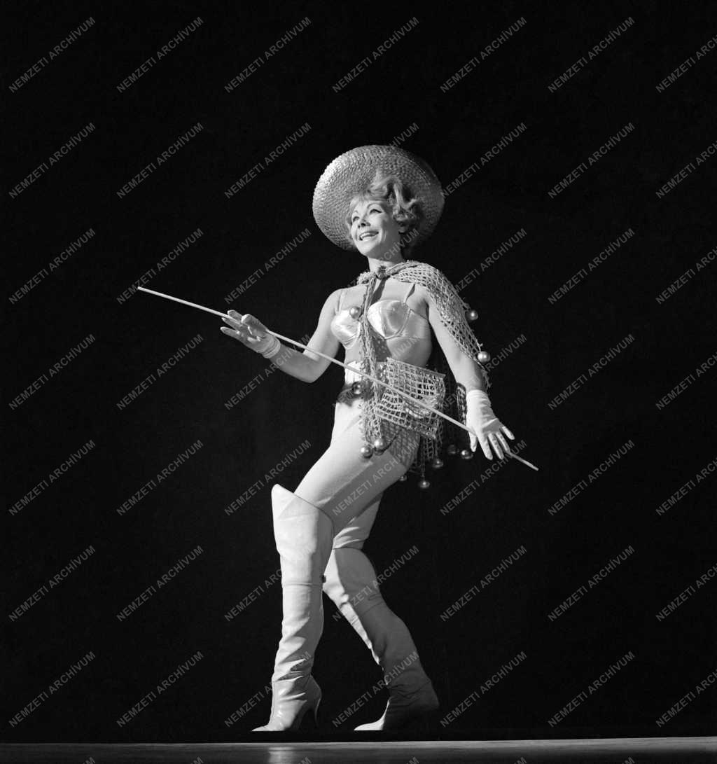 Szórakozás - Kultúra - Táncosnő