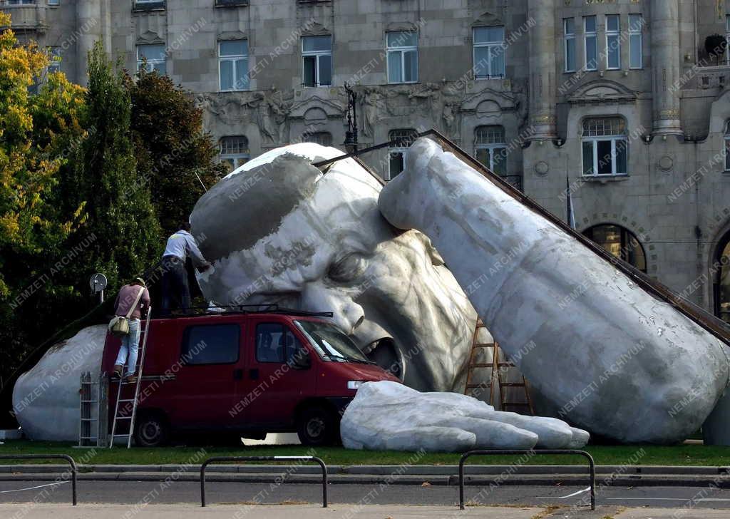 Műalkotás - Budapest - Óriás szobor épül a Széchenyi téren