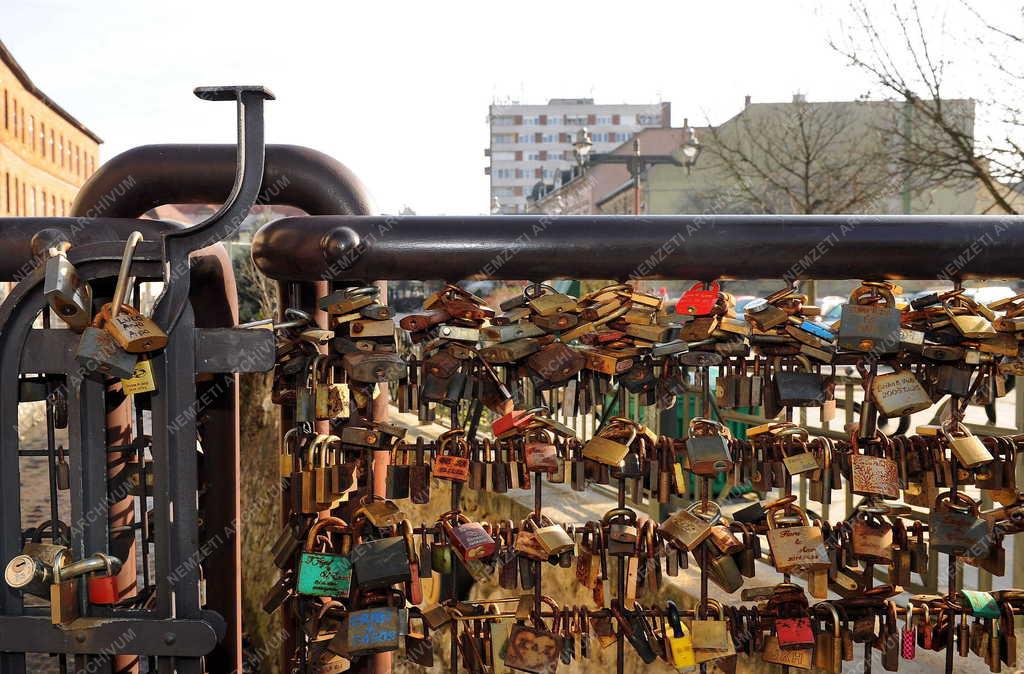 Érdekesség - Miskolc - Szerelemlakatok a Szinva-patak hídján