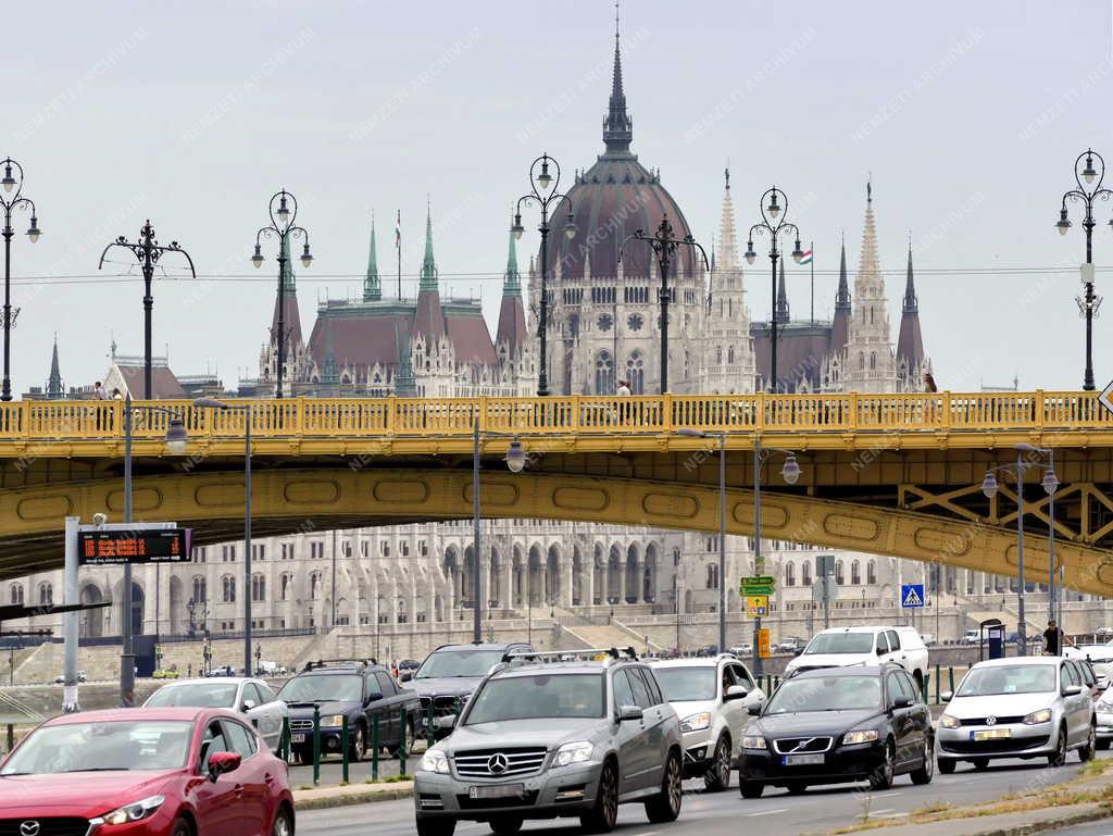 Városkép - Budapest - Járműforgalom a Margit hídnál