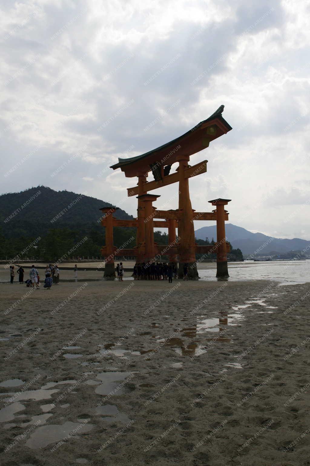 Városkép – Mijadzsima - Torii