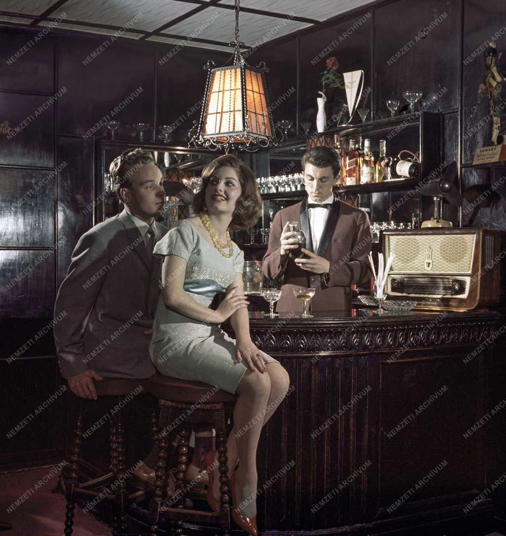 Szabadidő- Szórakozás egy bárban 