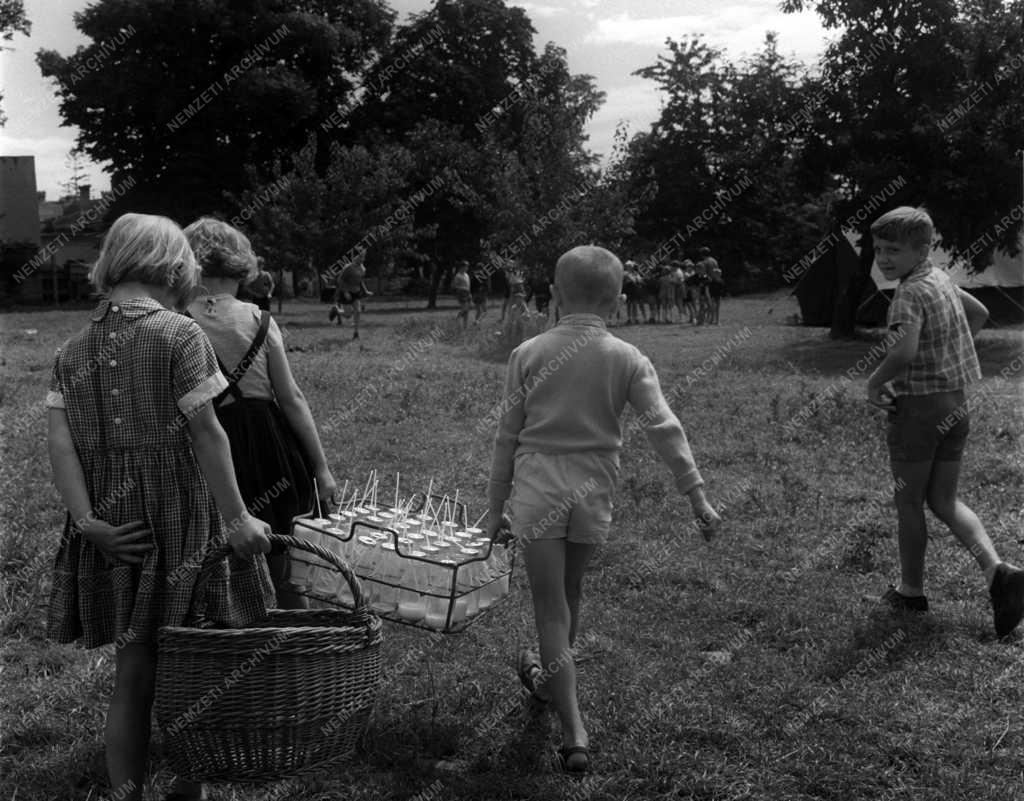 Városkép-életkép - Ifjúság - Úttörők a napközis tábor