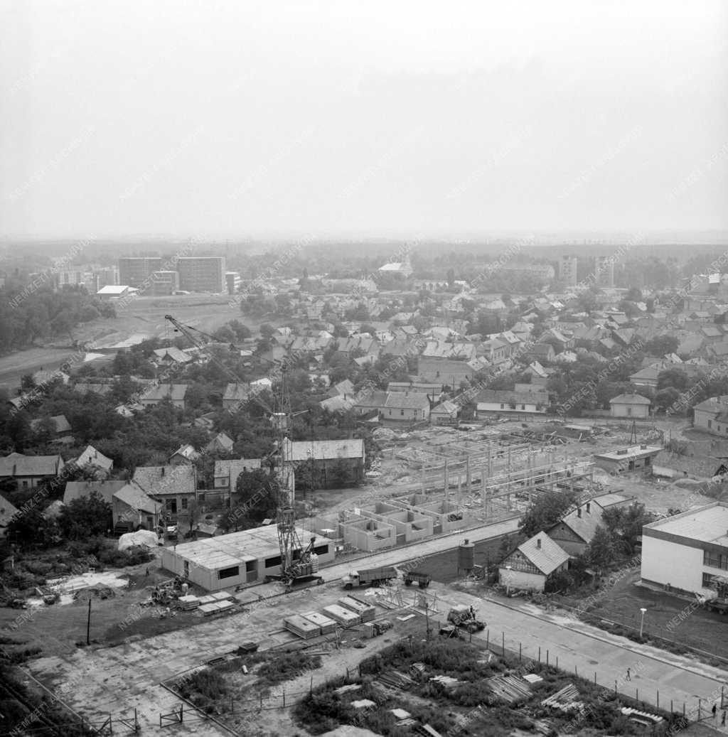 Városkép - Szolnok látképe épülő lakóteleppel