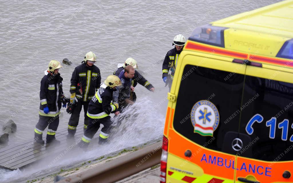 Életkép - Budapest - Téli fürdőző a Dunában