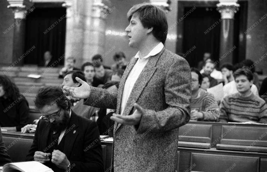 Belpolitika - Magyar Ifjúság Országos Tanácsa alakuló ülés