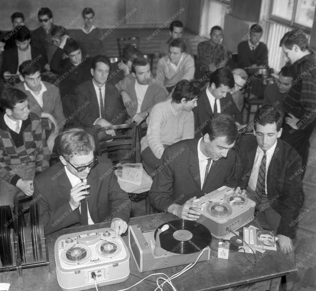 Szabadidő - Magnó-klub alakult a Fehérvári úton