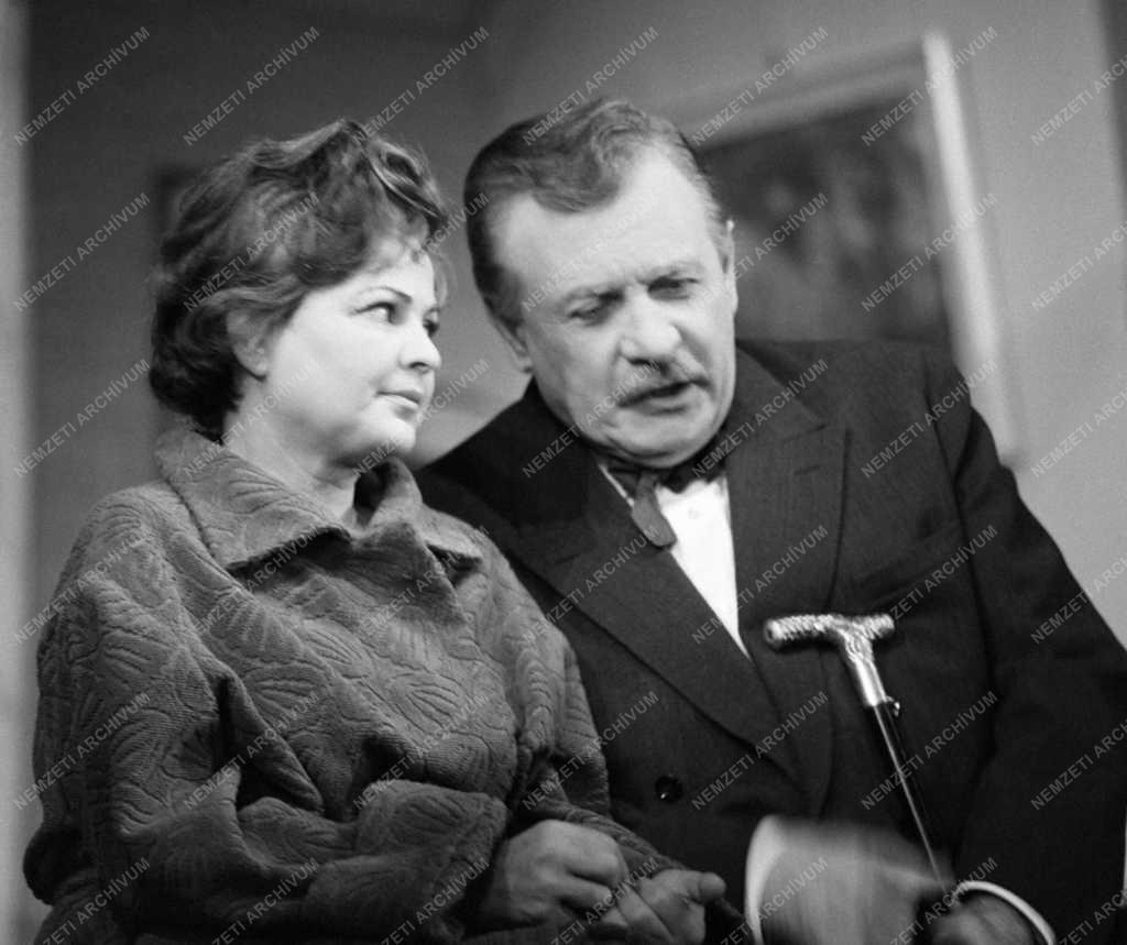 A Madách Kamara Színház december 30-án mutatja be Simon Neil: „Mezítláb a parkban” c. darabját. Rendező: Ádám Ottó