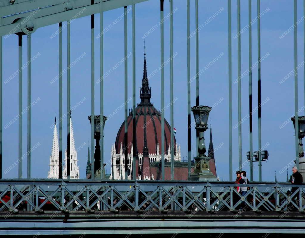 Városkép - Budapest - A Lánchíd a Parlamenttel
