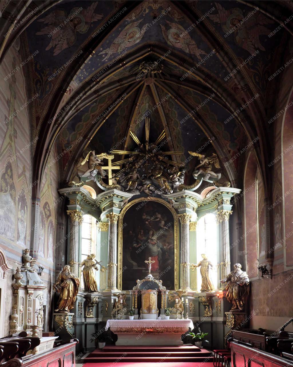 Egyházi épület - Gyöngyös - Sarlós Boldogasszony templom