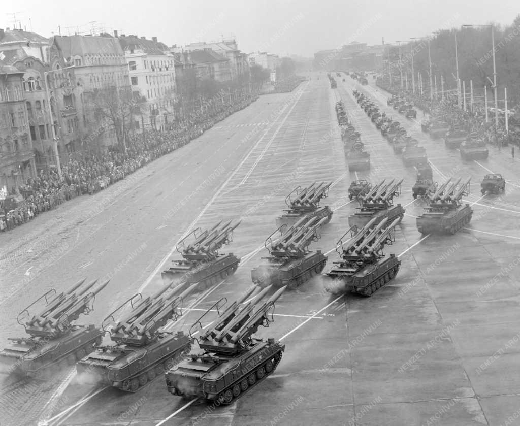 Belpolitika - Fegyveres erők felvonulása április 4-én