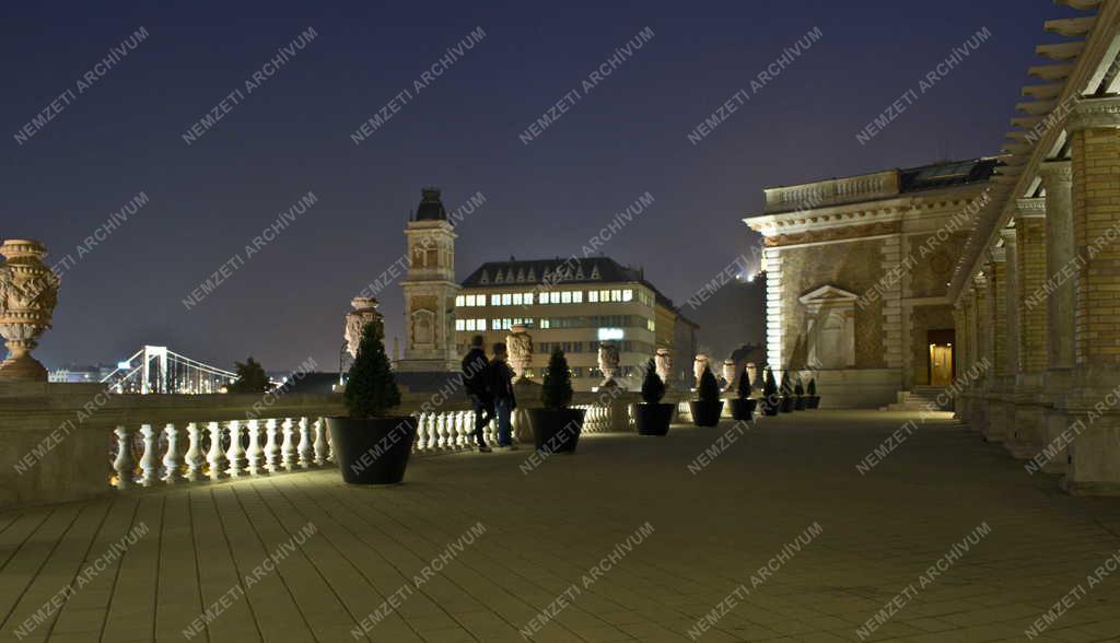 Műemlék - Budapest - A Várkert Bazár esti kivilágításban