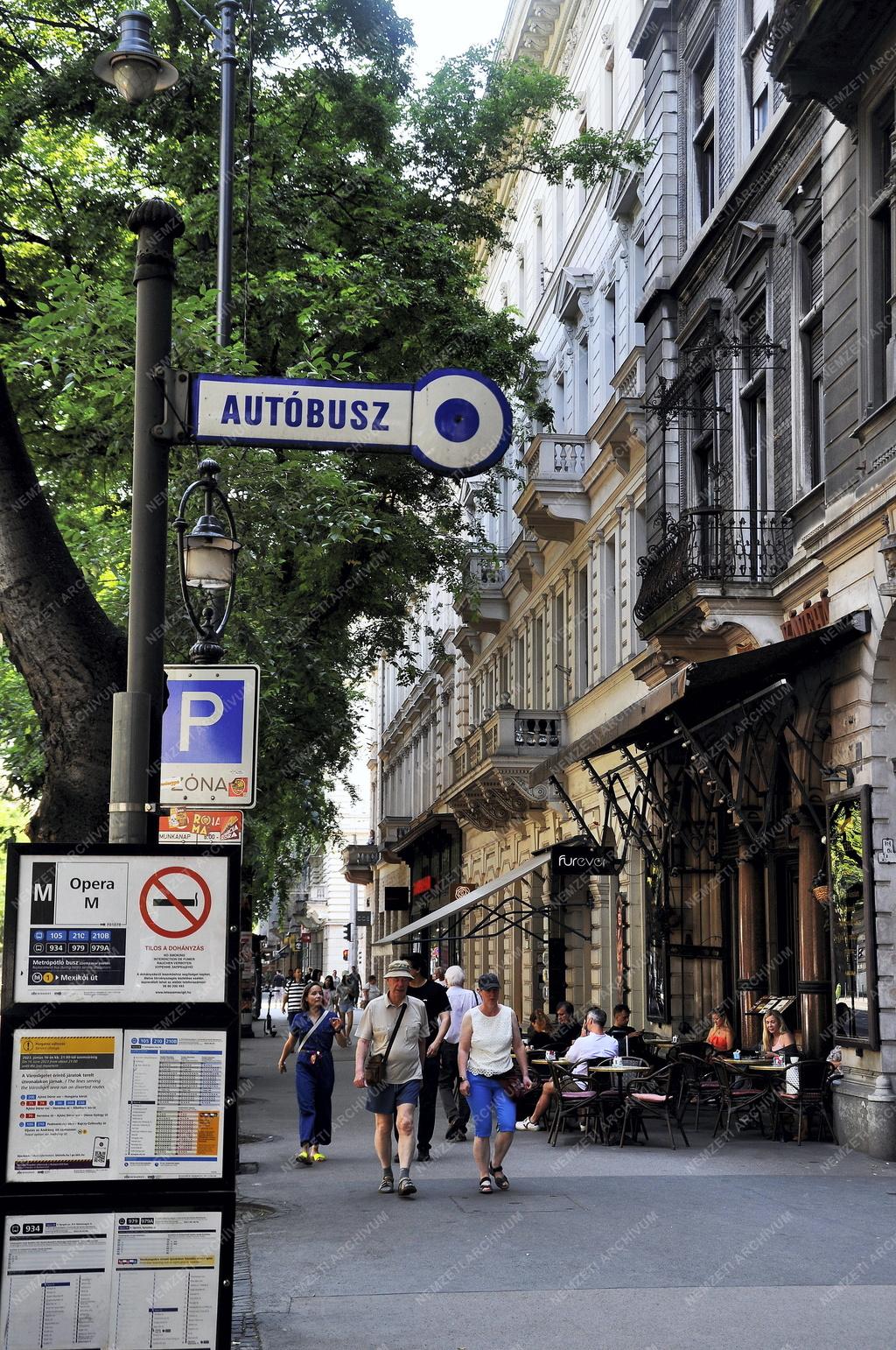 Közlekedés - Budapest - Régi szemafor jellegű autóbuszmegálló jelzés