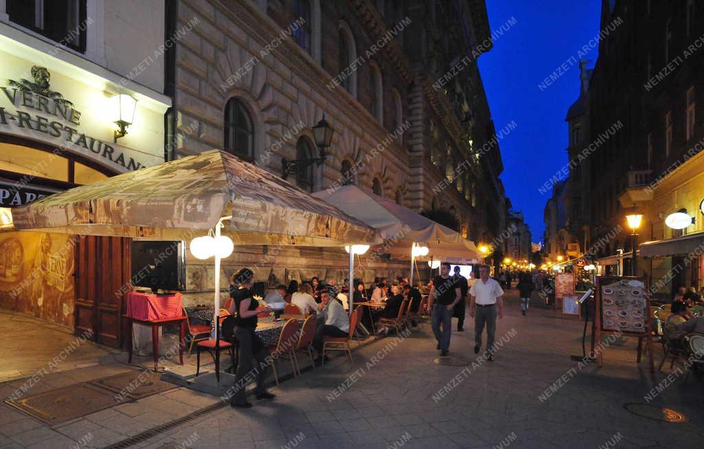 Vendéglátás - Budapest - Esti utcakép