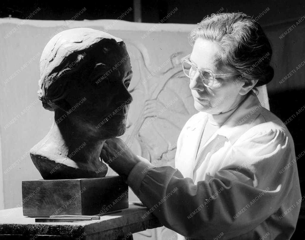 Személyek - Kunvári Lilla szobrászművész