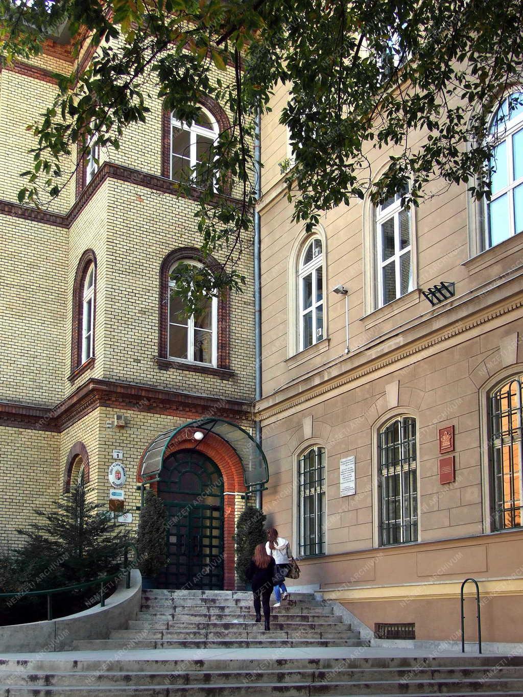Oktatásügy - Budapest - A Leövey Gimnázium épülete