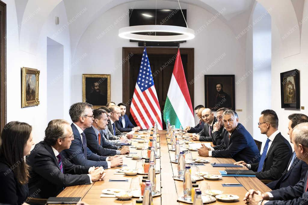 Orbán Viktor fogadta az Amerikai-Magyar Üzleti Tanács elnökét és az üzleti küldöttség résztvevőit