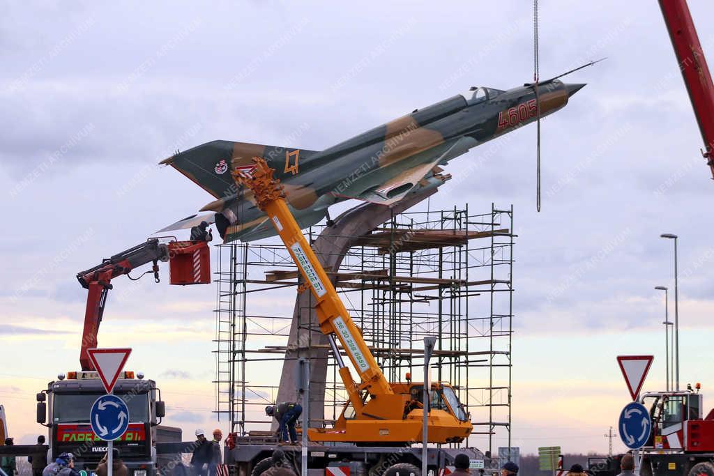 Városkép - Pápa - MiG-21-est állítottak ki egy körforgalomban
