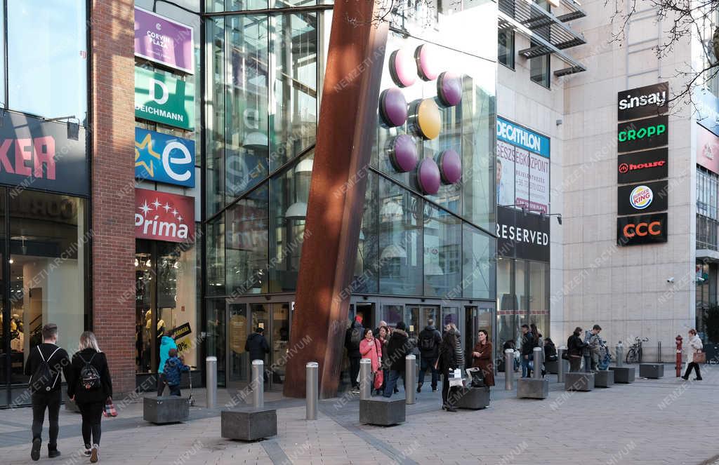 Kereskedelem - Budapest - Corvin Plaza 