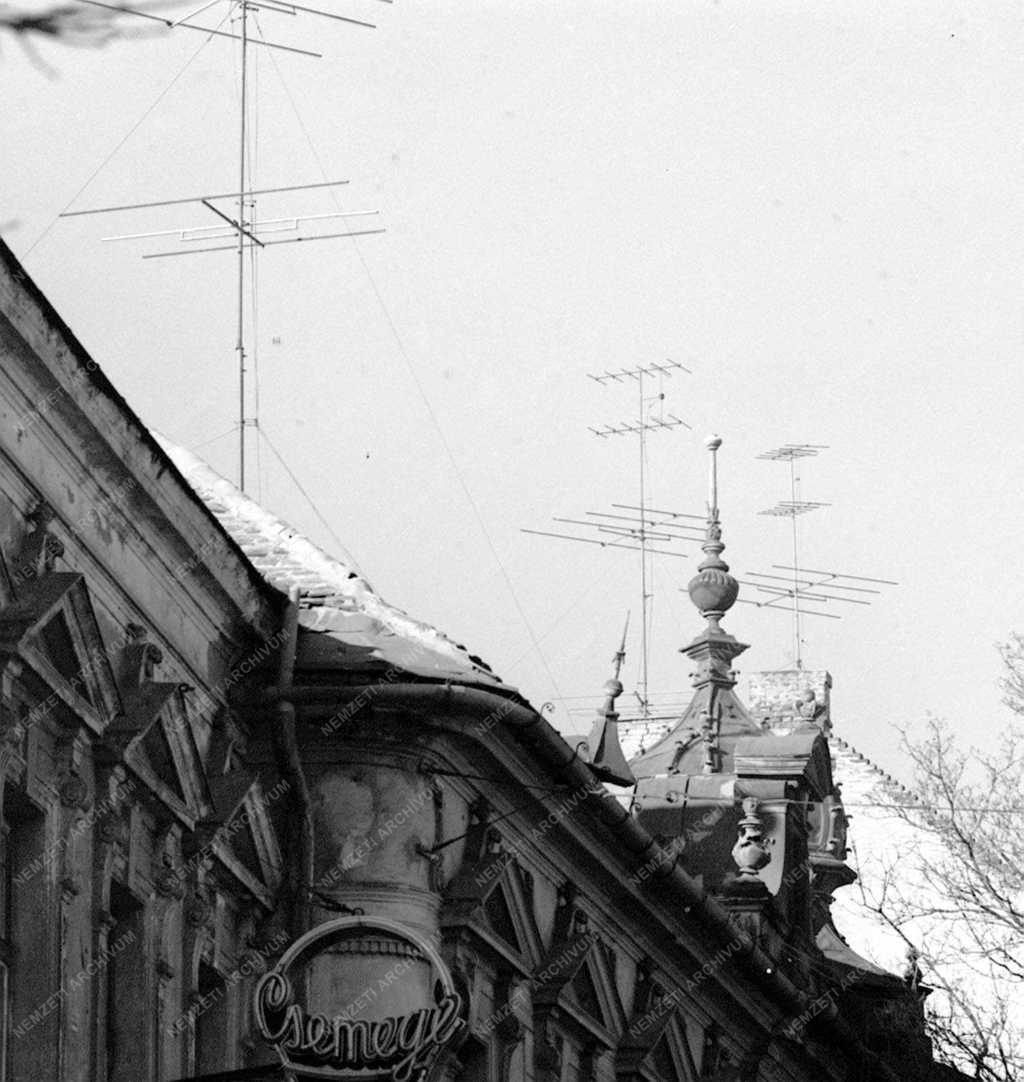 A szerző válogatása - TV antennák a győri háztetőkön