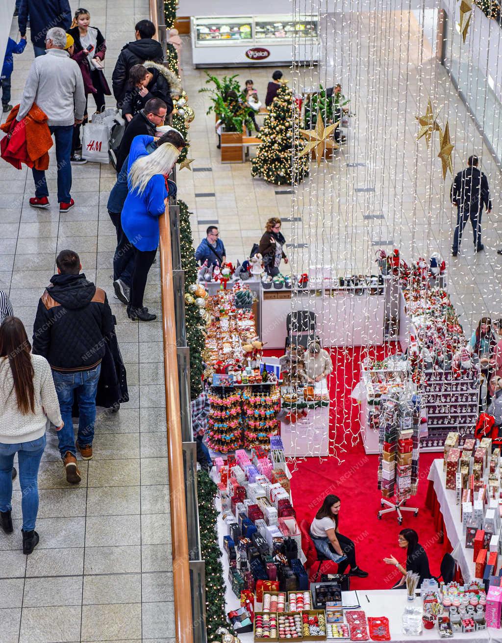 Kereskedelem - Debrecen - Karácsonyi vásár a  Fórum bevásárlóközpontban 